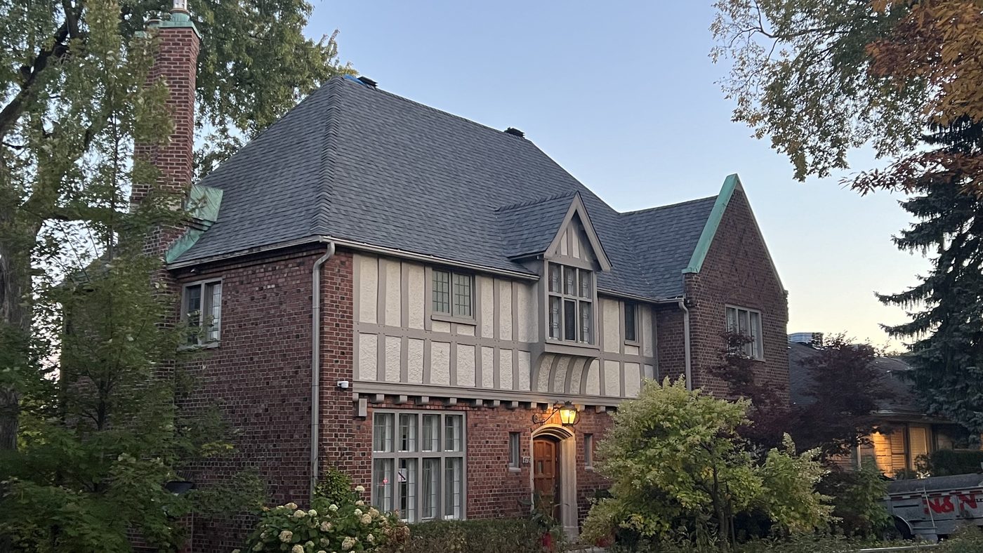 Maison Tudor Montréal — toiture Toiture Renault Expert